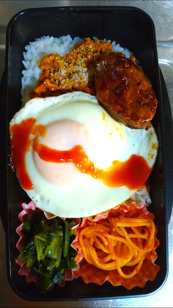 旦那弁当　2023/1/13

ドライカレー
ニンニク醤油ハンバーグ
目玉焼き
ミートパスタ
ほうれん草のソテー|ユキヨメ♪さん