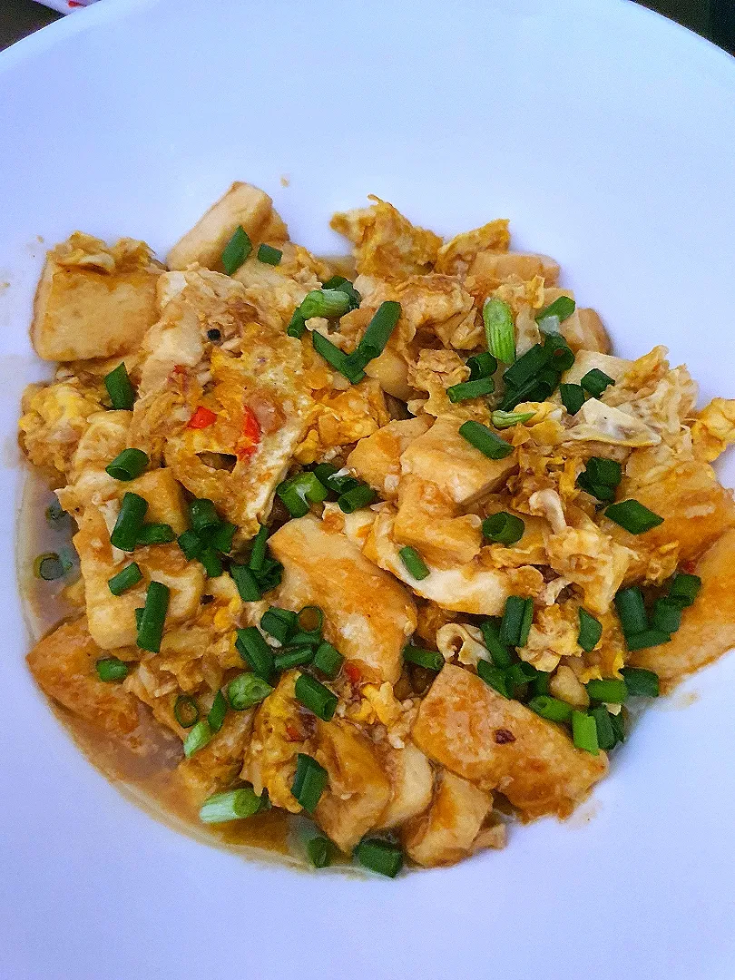 Snapdishの料理写真:Stir fried Tofu with Egg|feeqsyaneeさん