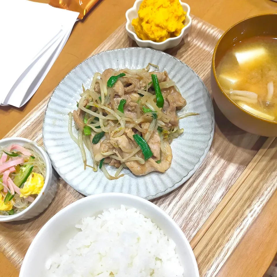 Snapdishの料理写真:豚こまもやしニラ炒め
かぼちゃサラダ
春雨サラダ
きのこと豆腐の味噌汁|羊さんさん