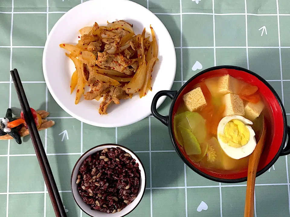 洋葱孜然炒肉 三色糙米饭 蔬菜豆腐汤 煮鸡蛋 458Kcal|tommoさん