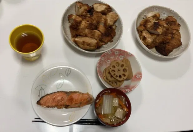 晩御飯☆チキンカツ☆れんこんの甘辛煮☆塩鮭☆すまし汁（白菜、人参、えのき）|Saharaさん