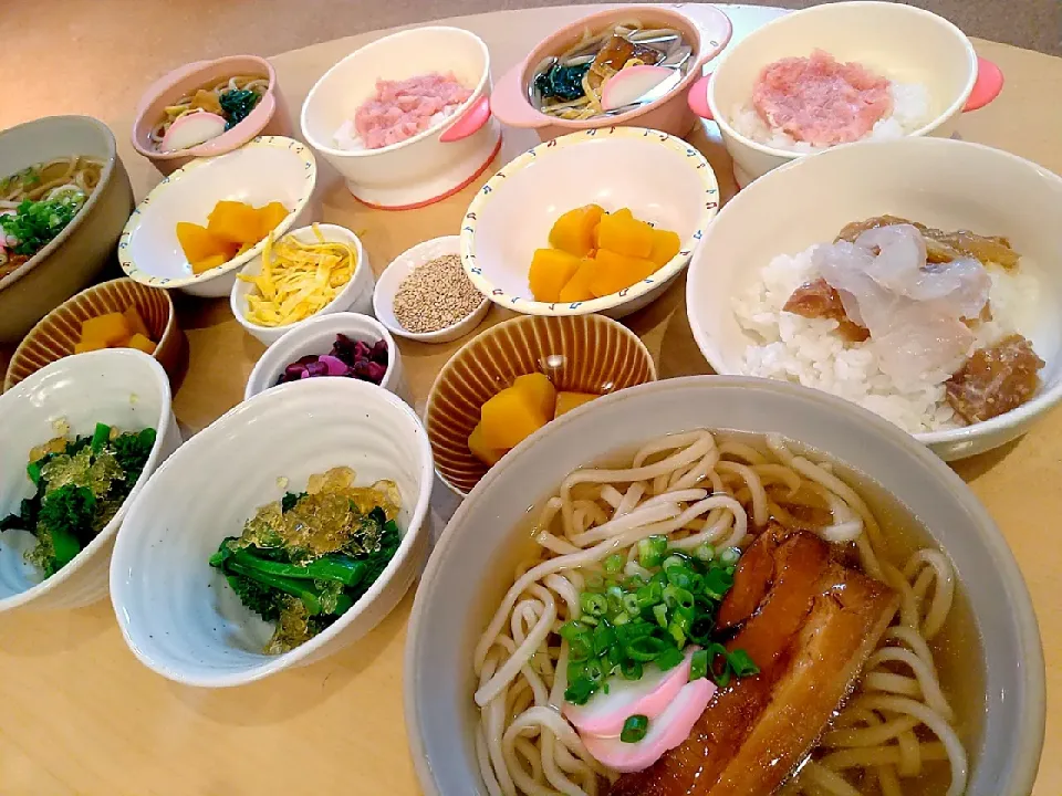 Snapdishの料理写真:沖縄そば
鯛茶漬け
マグロのたたき丼（子供）
菜の花おひたし
かぼちゃの煮物|yuseiさん