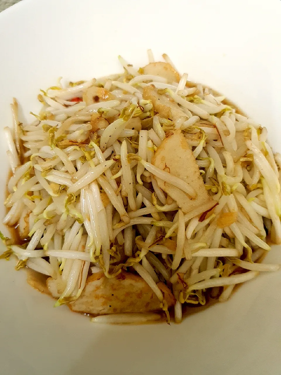 Stir Fried Beansprouts with Fishcake|feeqsyaneeさん