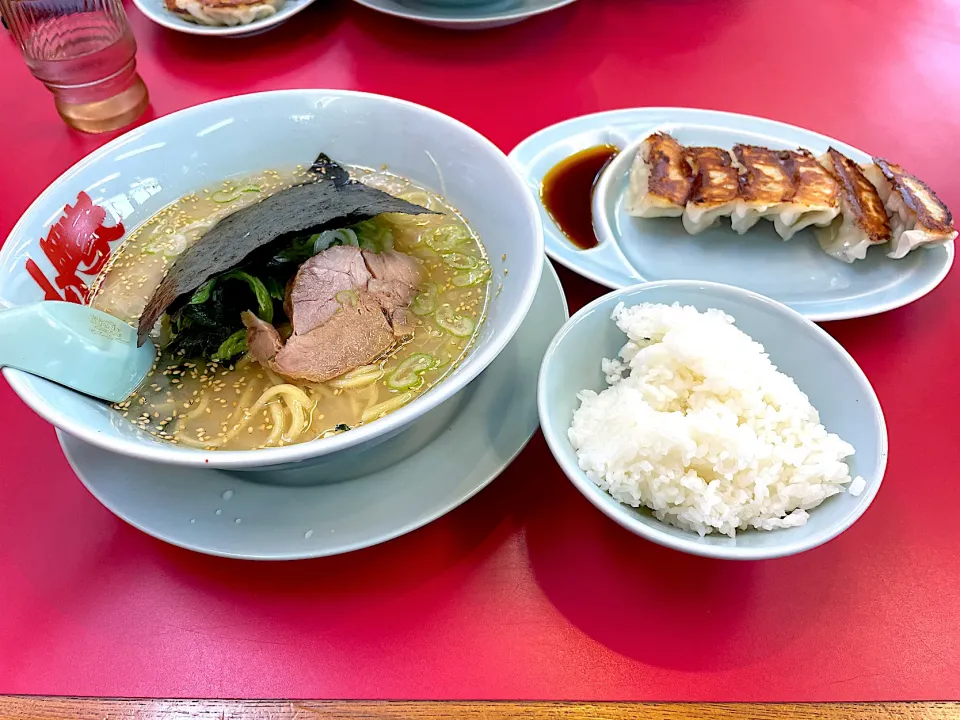 塩ラーメンと餃子半ライス|コージ💫さん