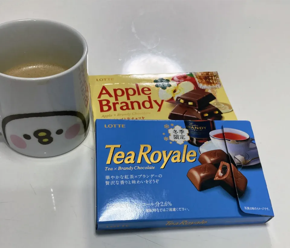 寝る前の至福のカフェタイム。４１になって、アルコール入りチョコが美味しく感じる様になって、寝る前にコーヒーと、チョコ２つ3つ食べたら、ぐっすり眠れる様になりました🤣寝つきも良くなって、スマホ触りながら寝落ちや、寝れずに明け方になって眠くなったりが無くなり、ホッと一息ついてから眠れる様になってスッキリ(^^)|Saharaさん