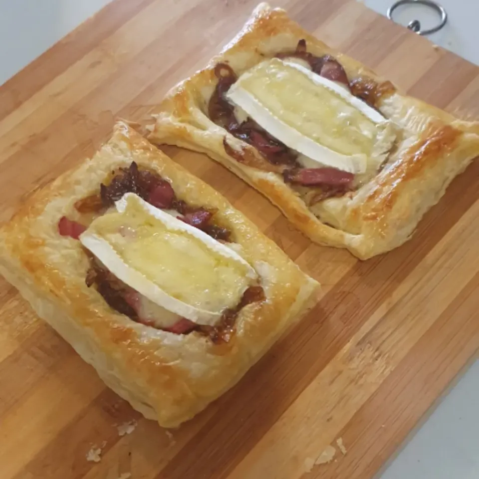 caramelized onion and brie tarts|Zaakirah Hattasさん