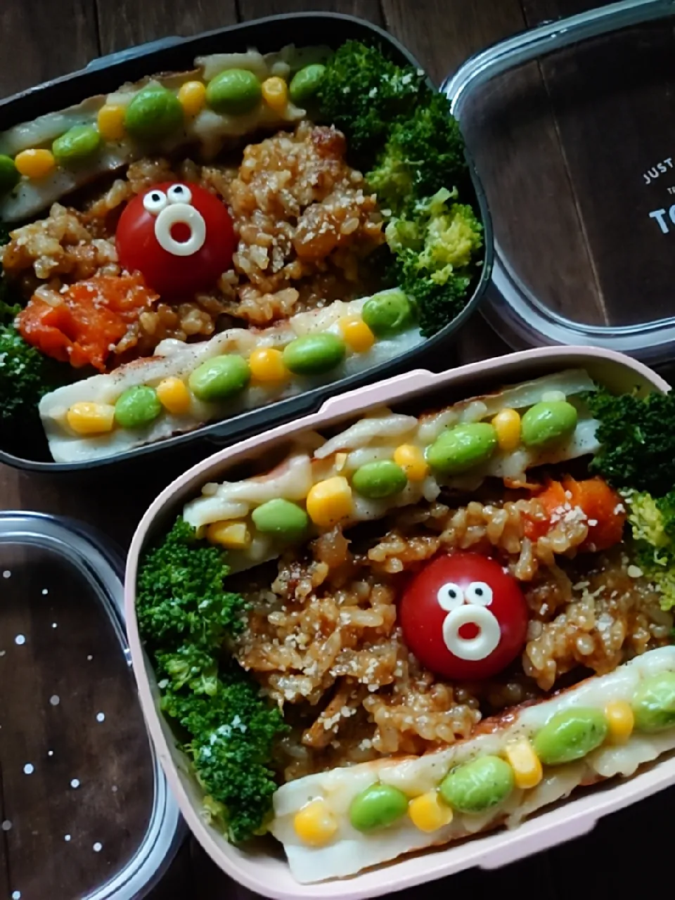 漢の…長女と次女用🍱ちくわボートとカレーチャーハン弁当|ᵏᵒᵘさん