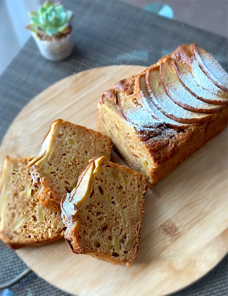 Snapdishの料理写真:林檎のパウンドケーキ🍎|ともえ☆さん