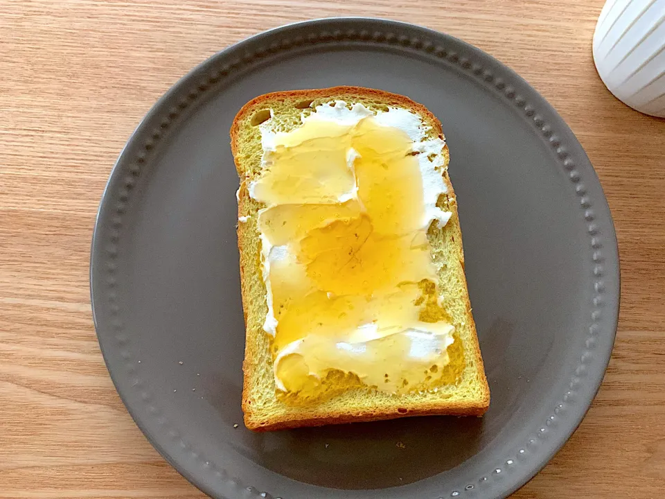 Snapdishの料理写真:クリームチーズと蜂蜜のカレートースト|いちごさん