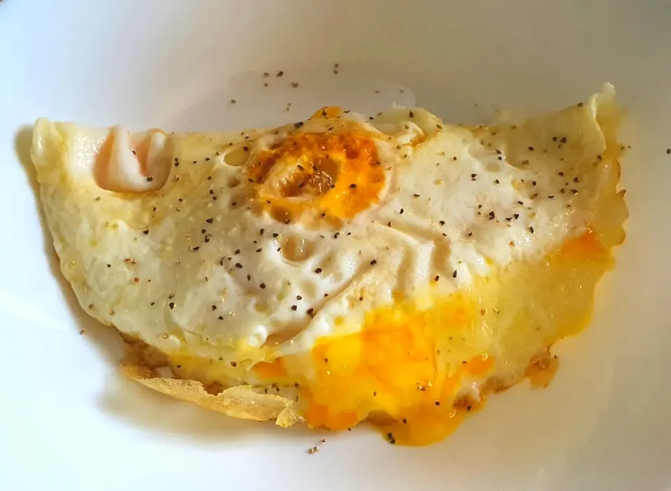 2 eggs with mozarella cheese 🧀 😋 😍 
super simple & delicious 😋 👩‍🍳💕💕💕💕💕
top with seasalt black pepper|🌷lynnlicious🌷さん