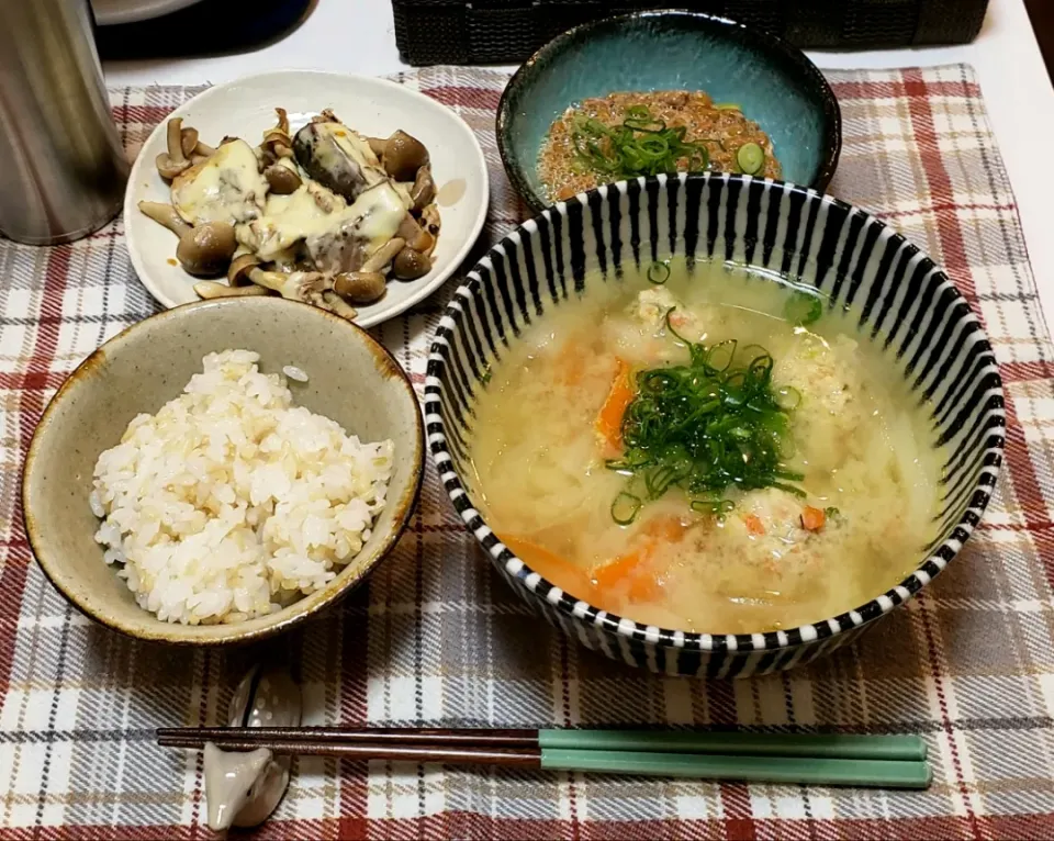 Snapdishの料理写真:ひとり暮らしの夜ご飯
玄米ごはんに鶏団子味噌汁|keeijnsさん