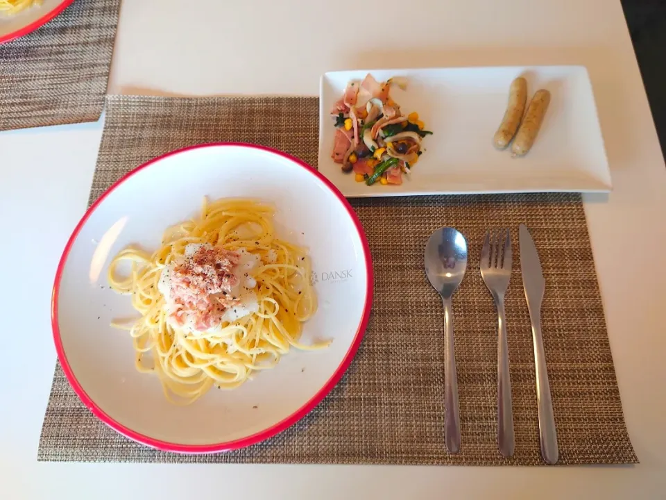 今日の昼食　ツナと大根おろしの塩麹パスタ、ほうれん草のバターコーン炒め、ソーセージ|pinknari🐰🌈さん