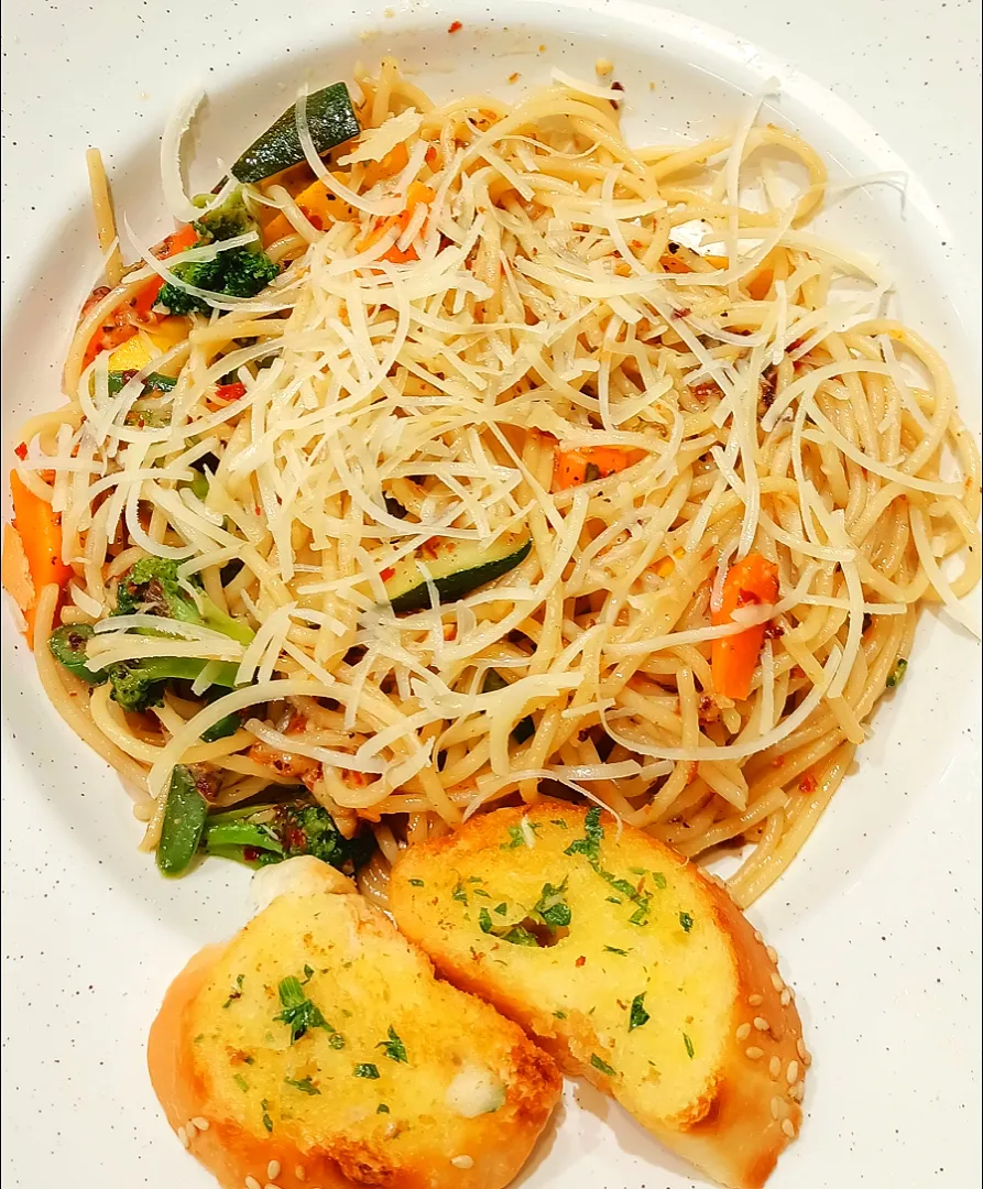 Chilli Noodle with Parmesan Cheese!!🍜👨‍🍳🍜|food.shots2022さん