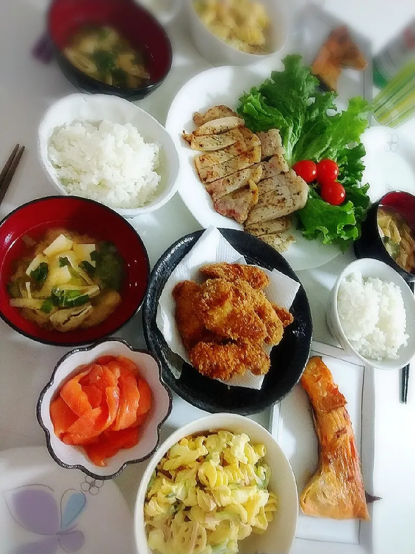 Snapdishの料理写真:夕食(*^^*)
ポークソテー&サラダ🥗
カキフライ
焼き鮭
マカロニサラダ
スモークサーモン
お味噌汁(小松菜、油揚げ、豆腐)|プリン☆さん