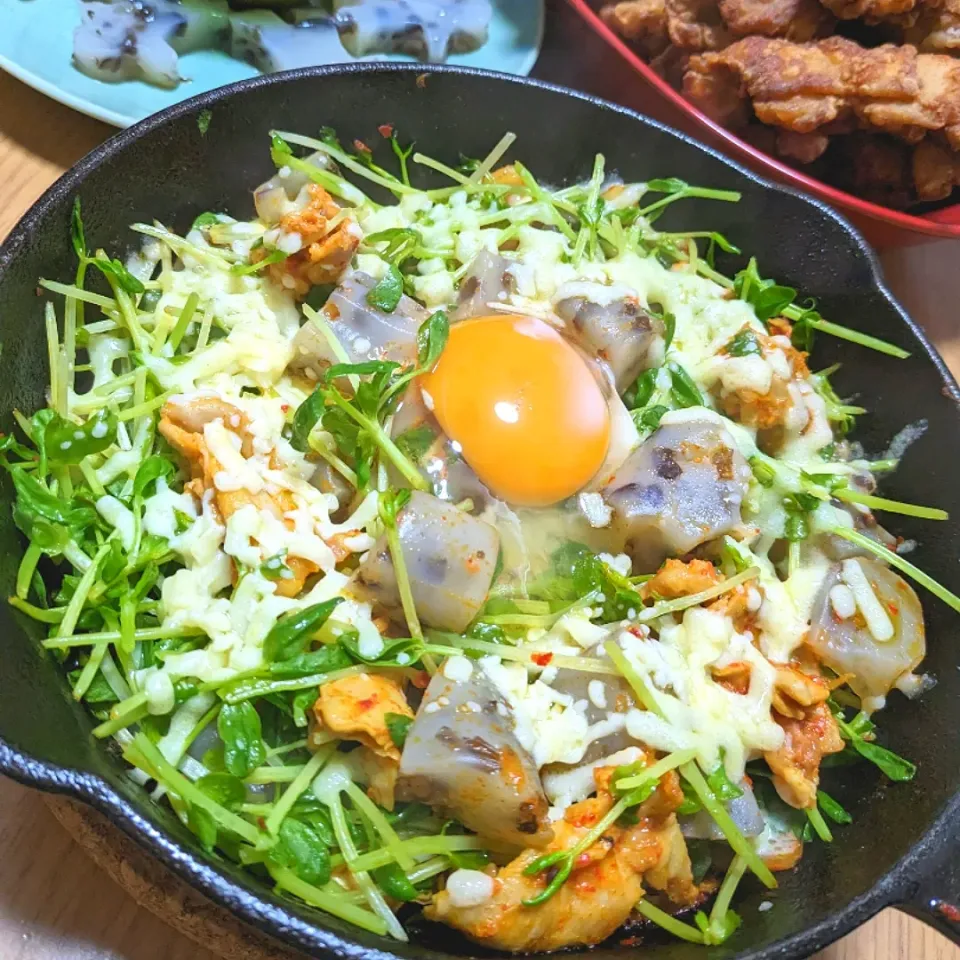 黒パンダこんにゃく🐼と
鶏ハラミ🐔キムチーーズ炒め🍻|ひとみんΨ(*´∀｀)Ψさん