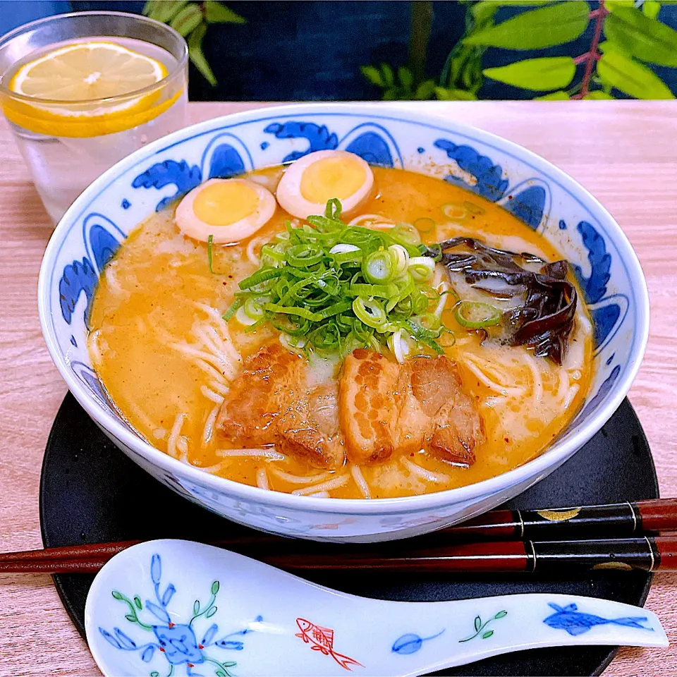 Snapdishの料理写真:昼はみそ豚骨ラーメン🍜　　　　　　　　ランチになんでこってりな拉麺💦😅　でもおいしい😋|Sの食卓さん