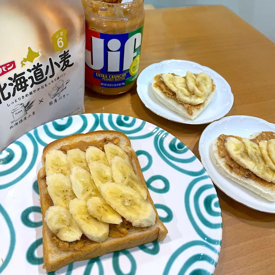 😋🍌🥜バナナピーナッツバターのオープンサンド🍞|moyukitaさん