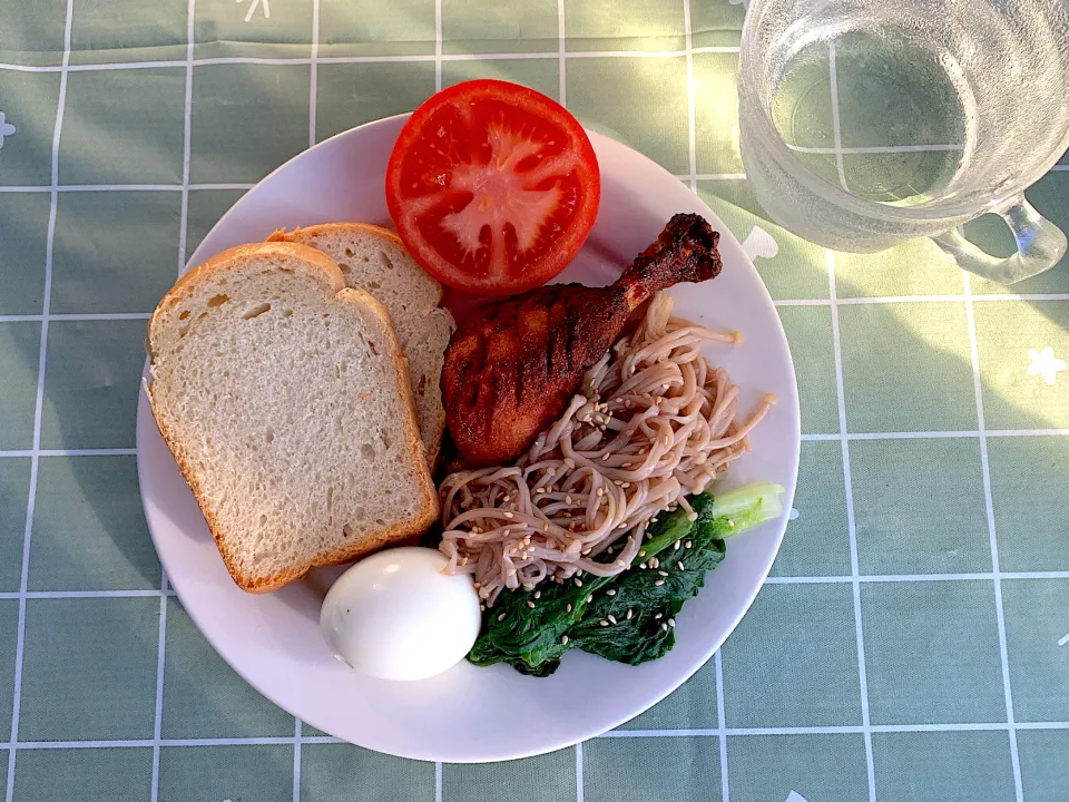 俄罗斯列巴 水煮生菜金针菇 鸡蛋 奥尔良鸡腿番茄 504Kcal|tommoさん