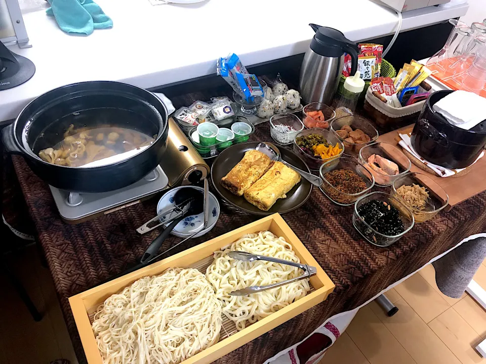 Snapdishの料理写真:友人宅で新年会の翌日… うどんバイキングが胃に沁みましたわ。　最高のホスピタリティを提供してくれる友に感謝😋🙏|BUBUさん