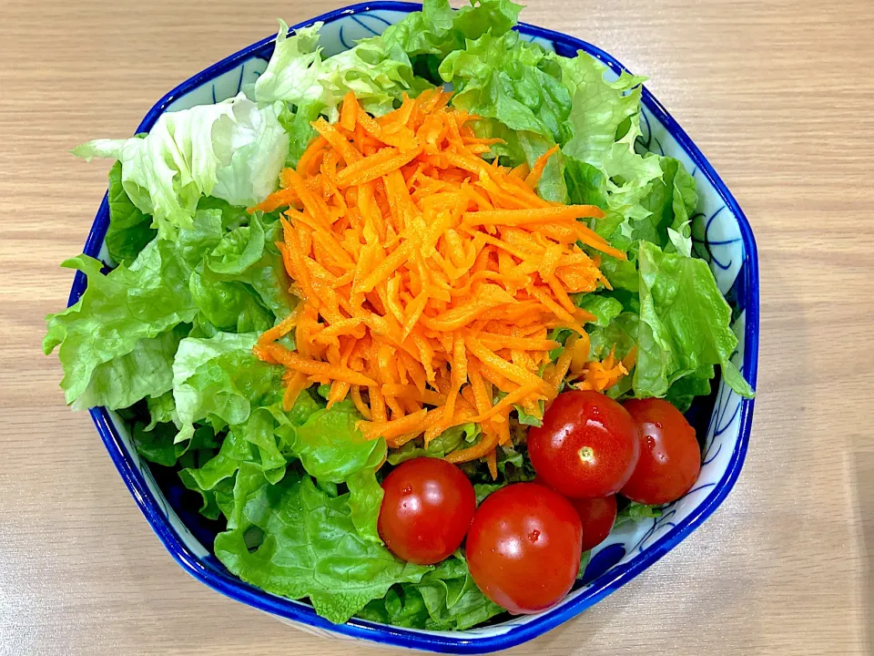 Snapdishの料理写真:サラダon theにんじんサラダ🥕|よっしーさん