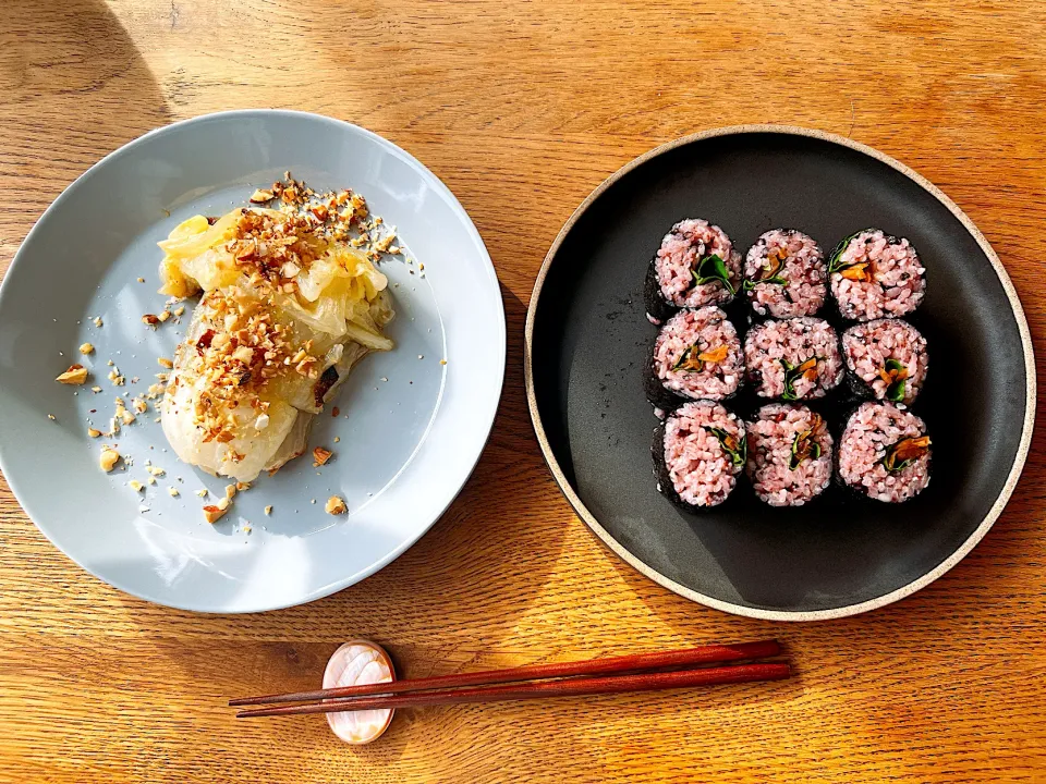 黒米ご飯の海苔巻き　白菜焼きナッツ乗せ|k.mさん