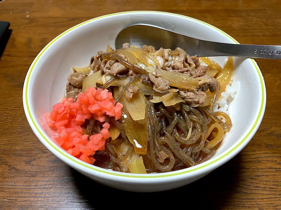 昨日の残りで「すき焼き丼」|はっちぃさん