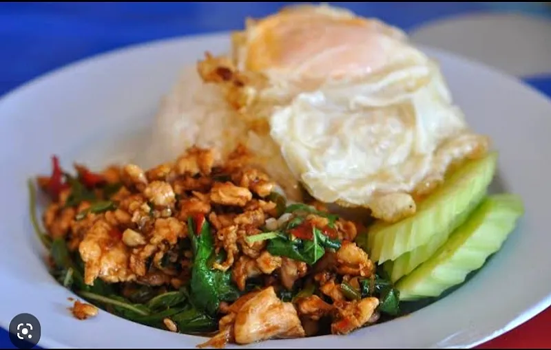 fried minced chicken thai holy basil leaves with fried egg & rice🍛|patlovestocookさん