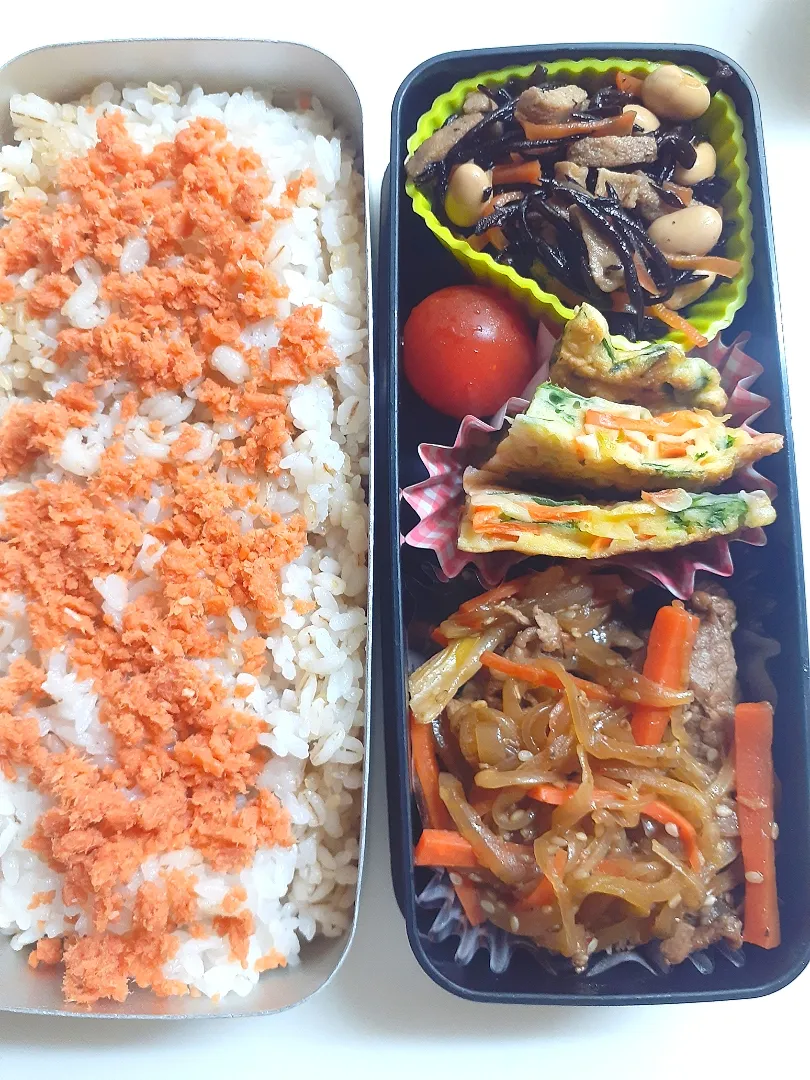 Snapdishの料理写真:☆中学生弁当☆玄米と餅麦入り鮭ごはん、ひじき煮物、ミニトマト、韮人参チヂミ、焼肉|ｼｮｺﾗさん