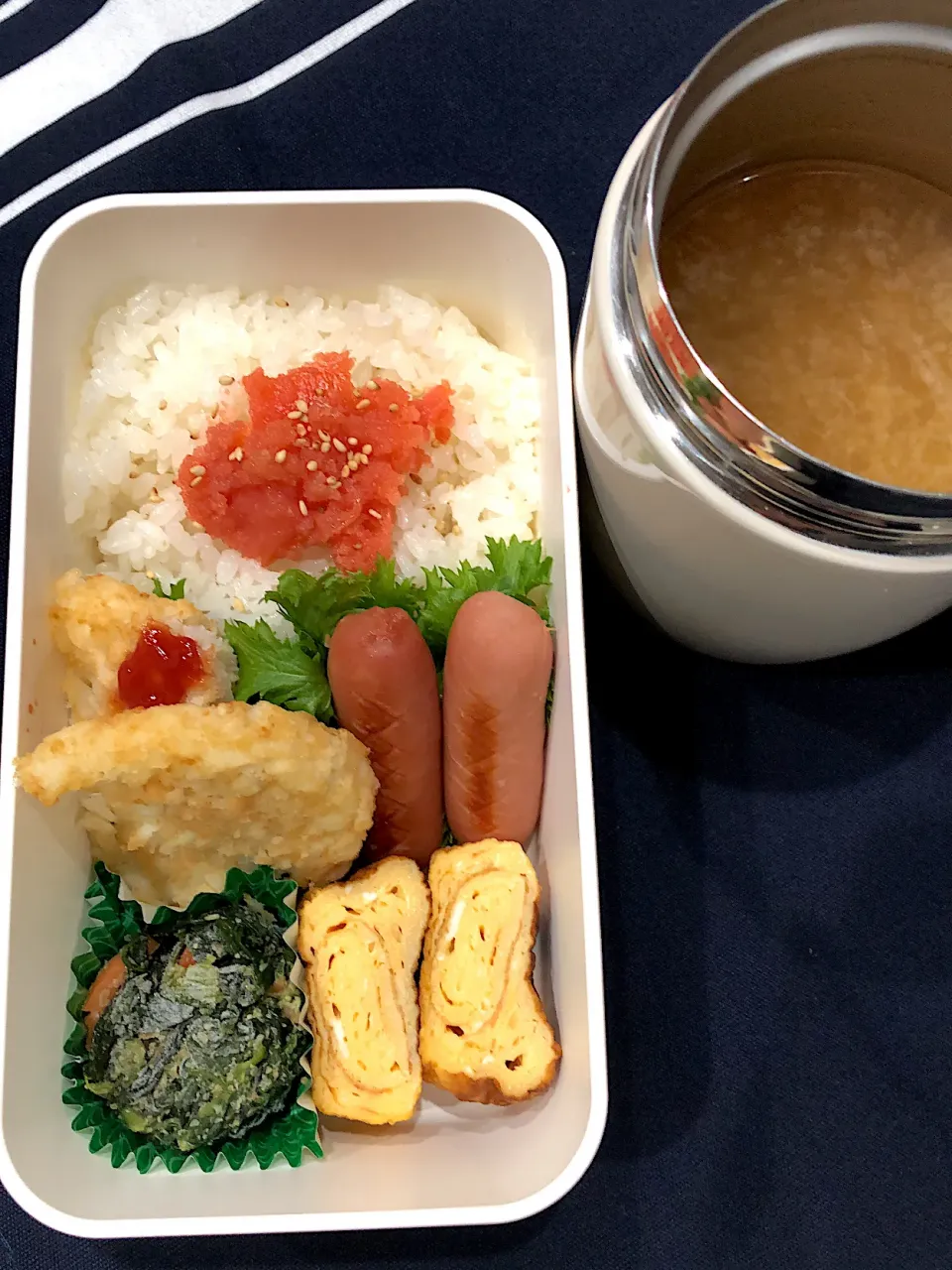 たらこご飯、たまご焼き、ウインナー、ほうれん草のごまあえ、ハッシュポテト、わかめの味噌汁|きらきらさん