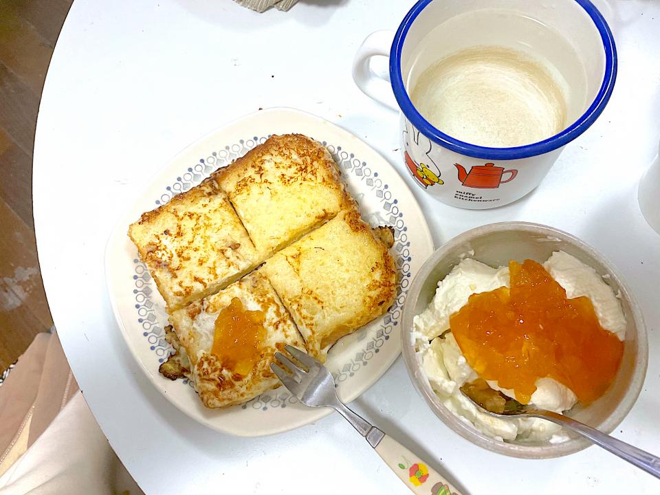 漁港の肉子ちゃんとおそろい　でも私の方がりんごジャムがあるから豪華なフレンチトースト