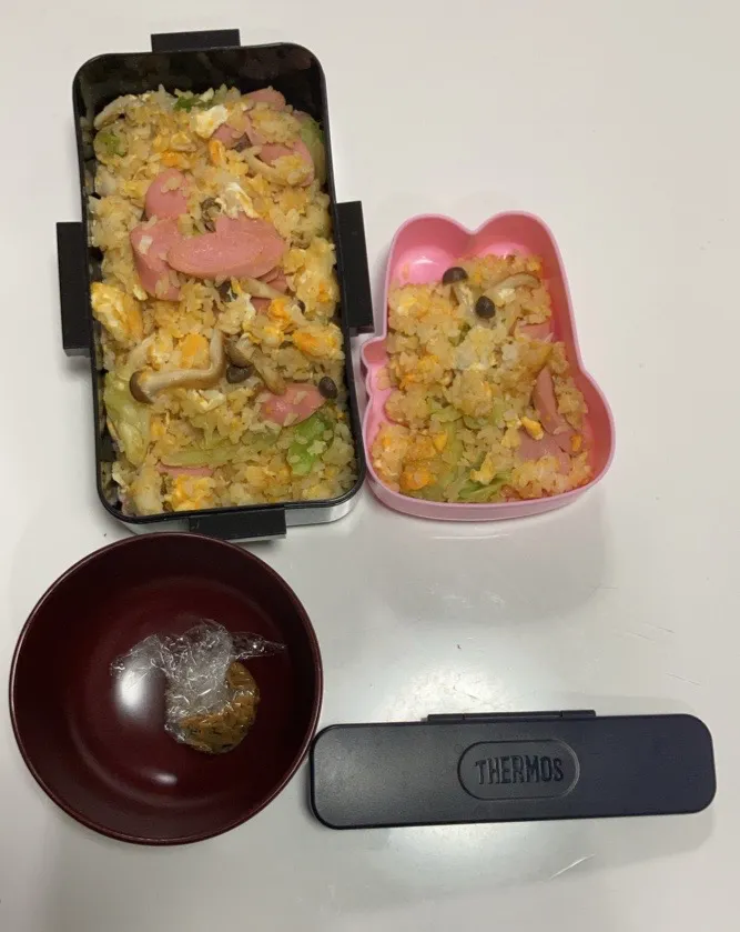 パパ弁と母弁。パパから「ちょっと炒飯多いから、お前も昼食べー」と😅☆炒飯☆みそ玉（パパ用）|Saharaさん