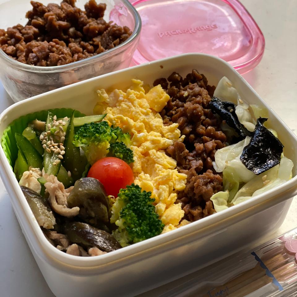 ニクベジそぼろでそのまま三色弁当