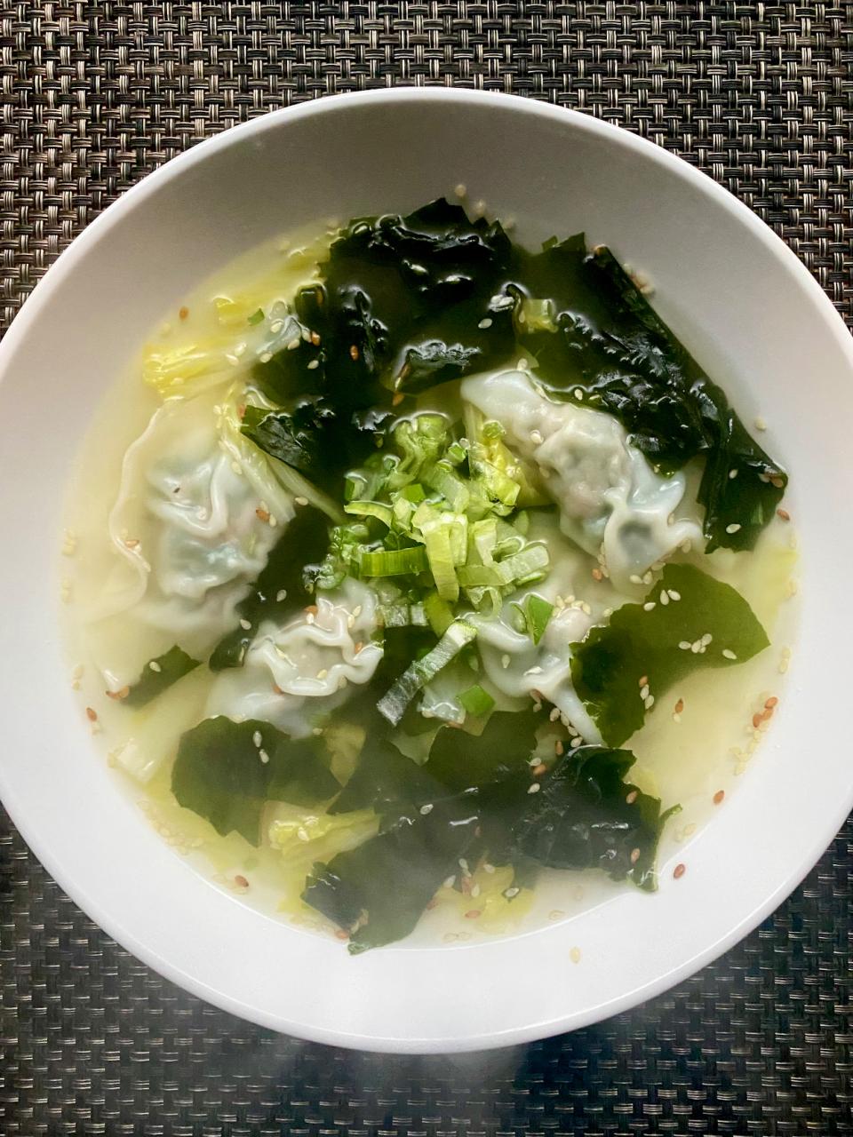 ほうれん草水餃子　上湯わかめスープ