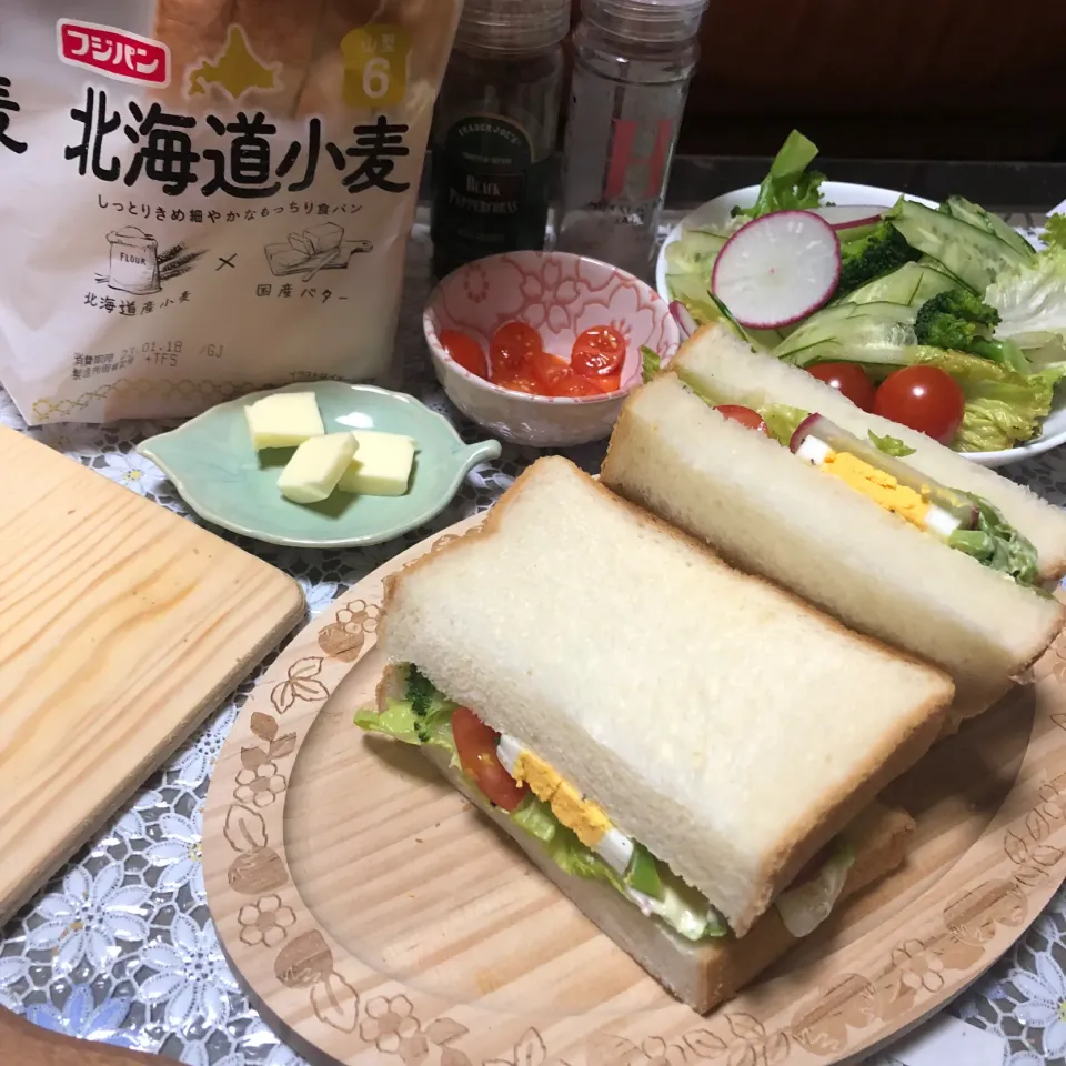 ゆで卵とスモークチキンのサラダサンドイッチ|さらっと🍀さん