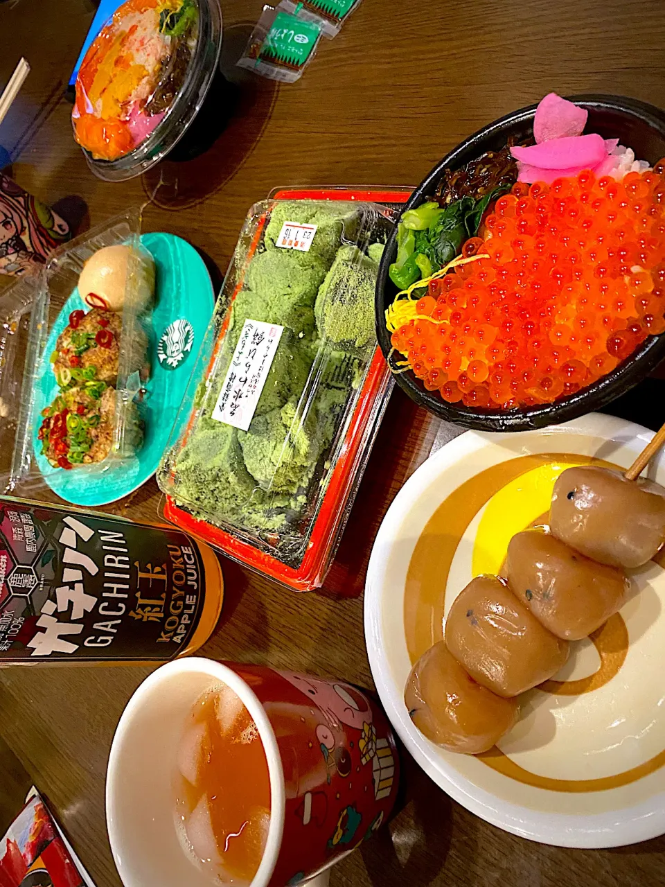 海鮮丼　サーモン　イクラ　カニ　ウニ　玉蒟蒻煮　リンゴジュース|ch＊K*∀o(^^*)♪さん