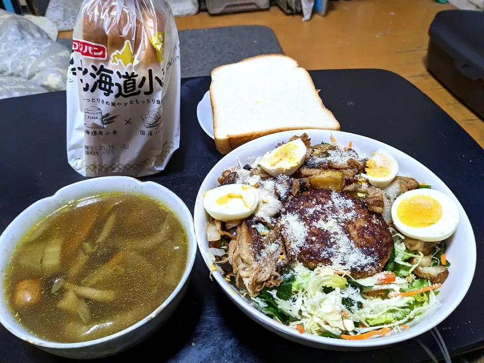 Snapdishの料理写真:夜勤明け北海道小麦食パン第二回目は、ハンバーグホットサラダを昨日の野菜スープをカレー風味に変えて|Tarou  Masayukiさん