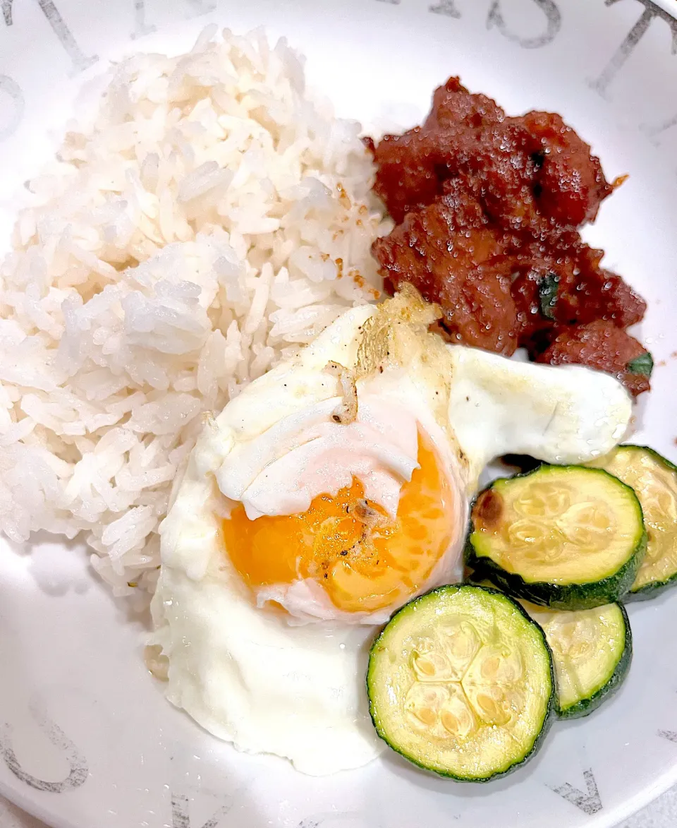 Shaken pork with steamed rice , fried egg, zucchini,|🌺IAnneさん