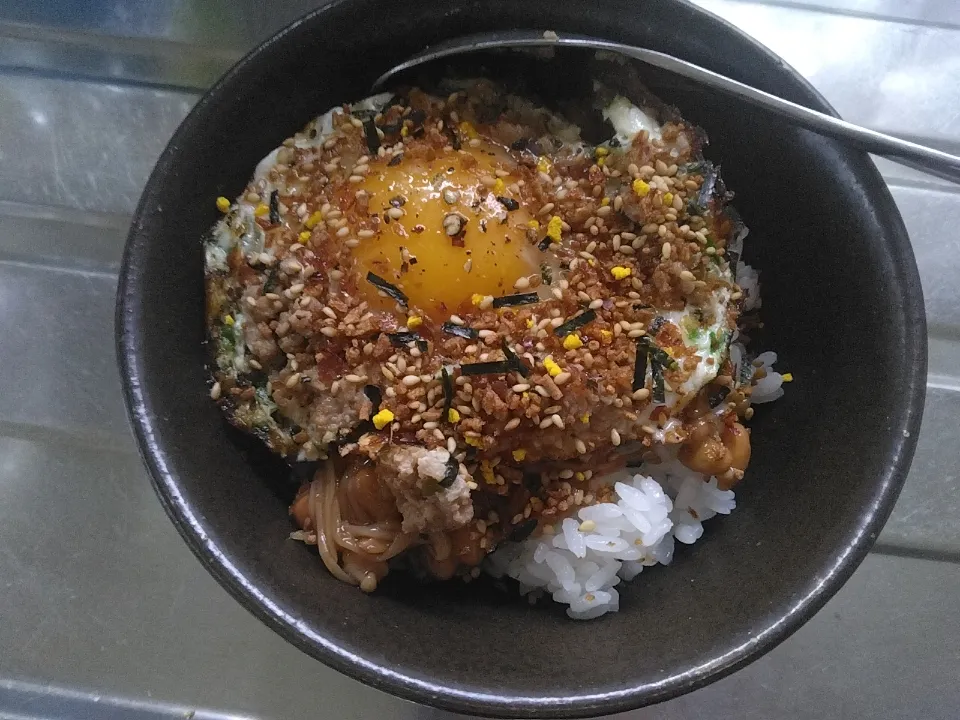 なめ茸と肉そぼろ入りショゴス丼|darkbaronさん