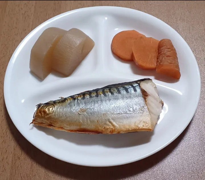 塩鯖のグリル
大根とにんじんの煮物
ご飯🍚|ナナさん