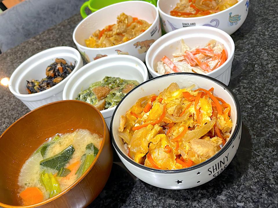 ●親子丼●ひじきと大豆の煮物●ごぼうとにんじんのマヨサラダ●高菜の煮物●大根とほうれん草のお味噌汁