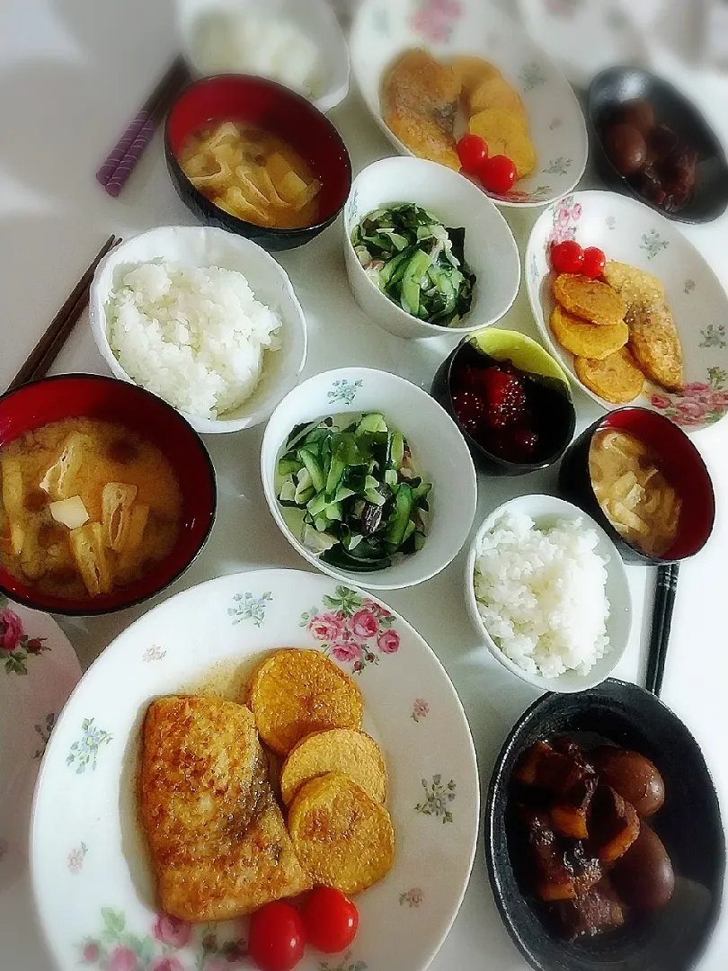 夕食(*^^*)
カジキソテー&ポテト
角煮と煮卵
タコときゅうりとワカメのマヨポンサラダ🥗
筋子
お味噌汁(なめこ、豆腐、油揚げ)|プリン☆さん