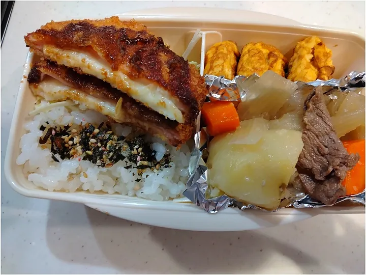 ハムカツチーズと肉じゃが弁当|さゆさん