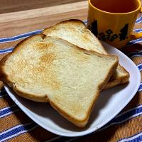 朝ごはん。フジパン北海道小麦食パン。今日はトースト。しっとりもっちりしたパンです。