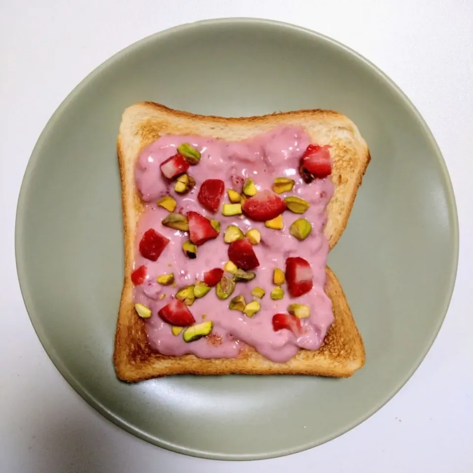 いちごピスタチオトースト|お食事パンさん