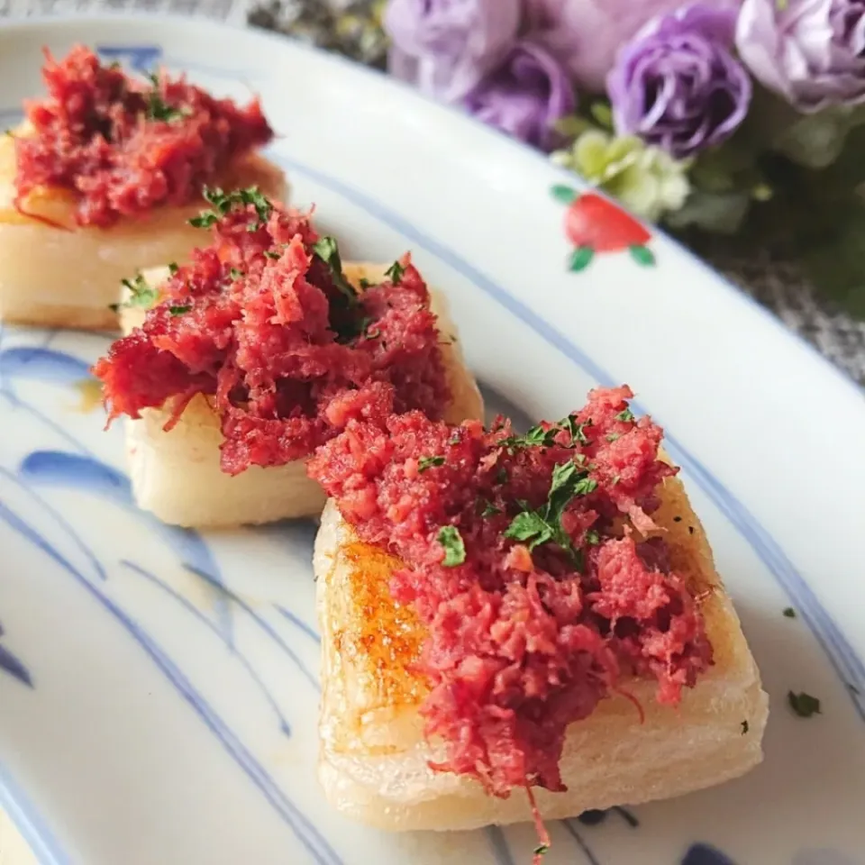 ポトスの料理 コンビーフを乗せたバター醤油餅|ポトスさん