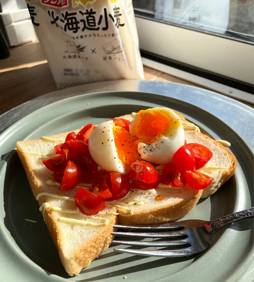 Snapdishの料理写真:トマトと半熟卵のオープンサンド|ichikayaさん