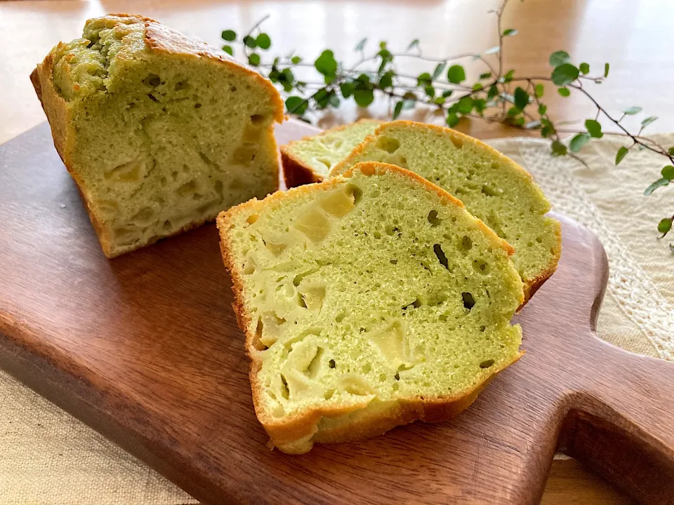 Snapdishの料理写真:＊煮りんごと青汁のパウンドケーキ🍎🌿＊|＊抹茶＊さん