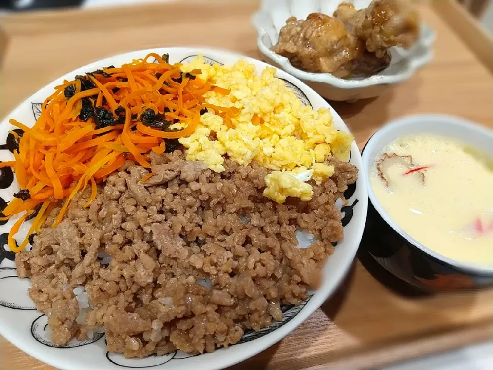 三色丼と手羽元のさっぱり煮、茶碗蒸し|mika,inoさん