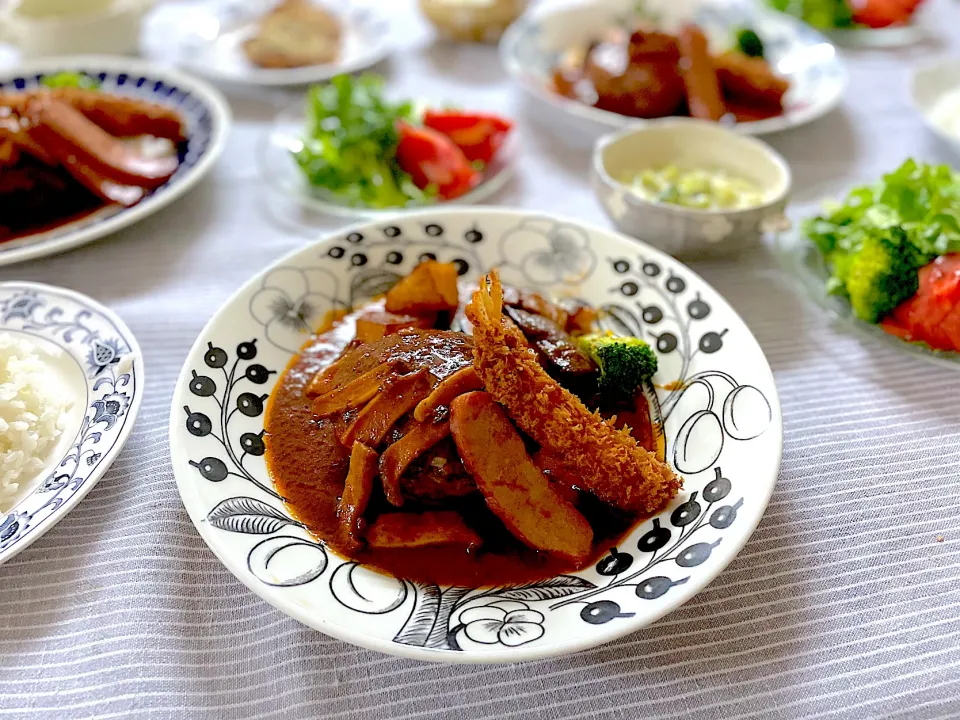 煮込みハンバーグと海老フライの晩ごはん🍤|ゆかりさん