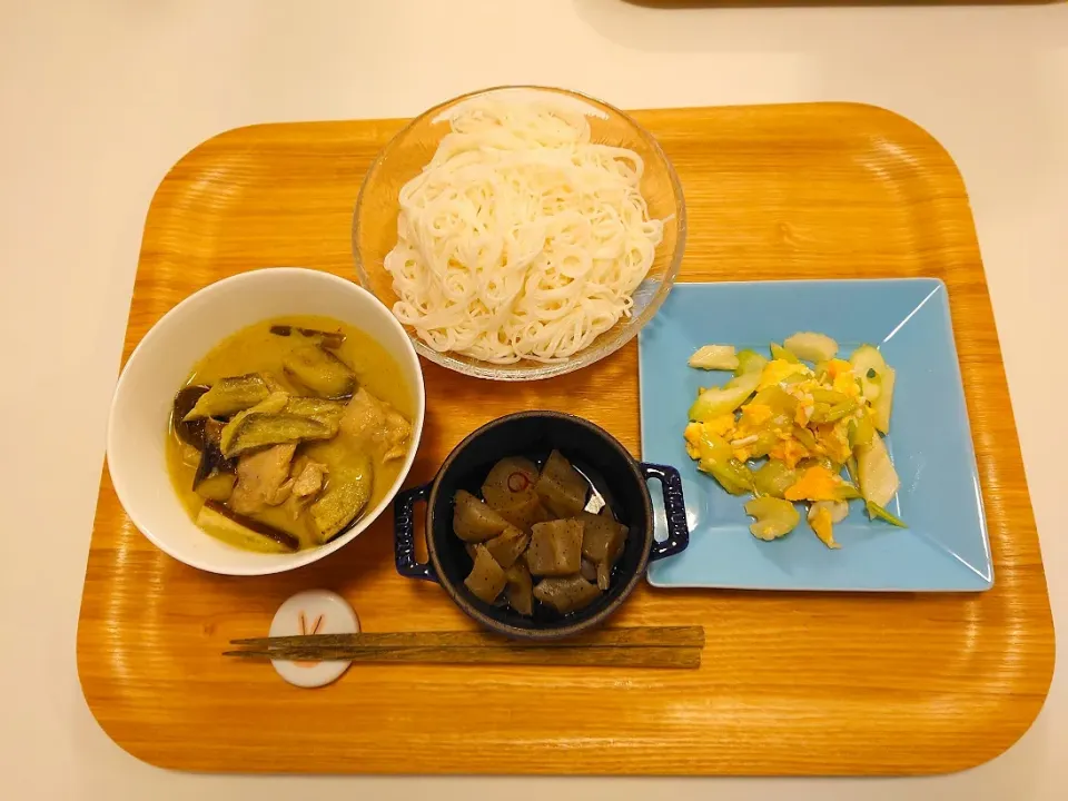 Snapdishの料理写真:今日の夕食　グリーンカレー、そうめん、セロリと卵のナンプラー炒め、こんにゃくピリ辛煮|pinknari🐰🌈さん